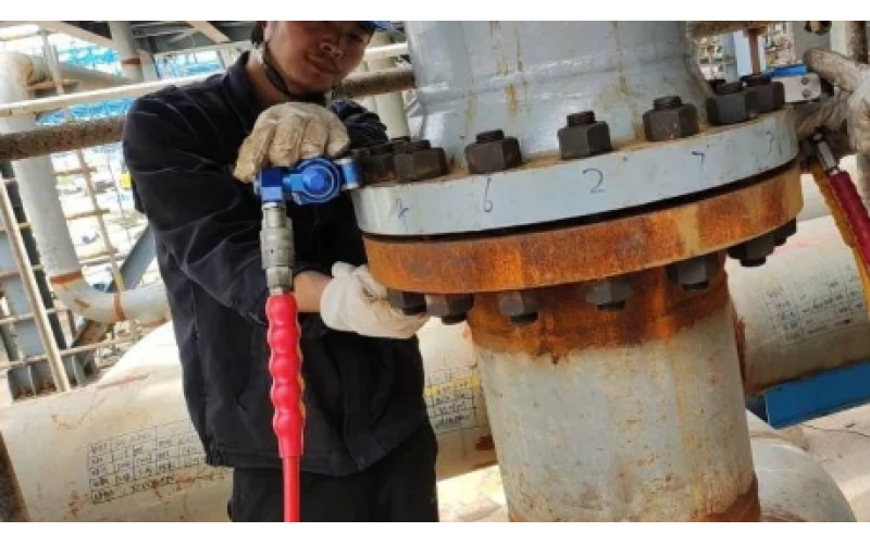 冶金余热回收设备螺栓安装预紧选用KWZK九州体育在线注册,九州体育（中国）液压力矩扳手